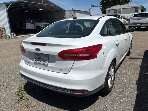 Used 2018 Ford Focus SE FWD image 4
