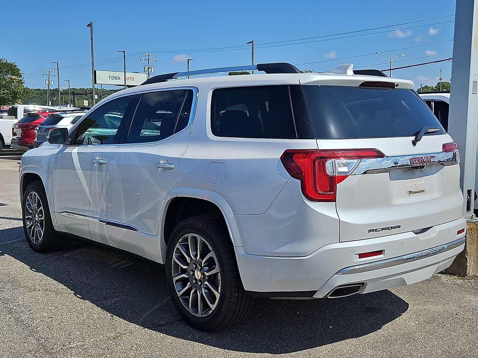 Used 2023 GMC Acadia Denali w/ Denali Ultimate Package FWD image 4