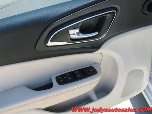 Used 2016 Chrysler 200 Limited w/ Convenience Group FWD image 3