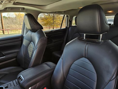 Used 2021 Toyota Highlander XLE image 12