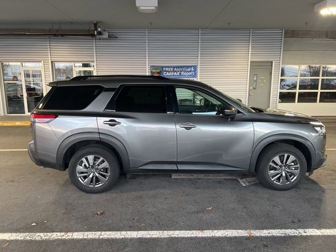 Used 2022 Nissan Pathfinder SV image 5