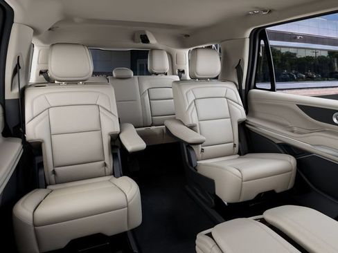 New 2027 Lincoln Navigator Premiere RWD image 11