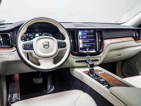 Used 2021 Volvo XC60 T6 Momentum image 5