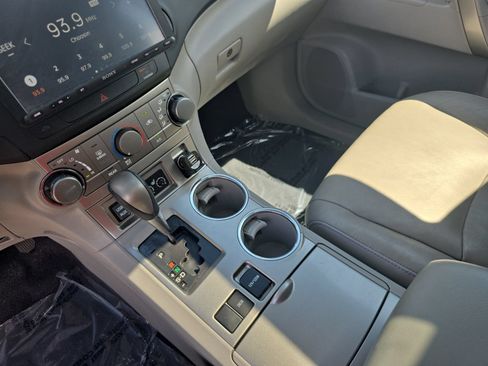 Used 2012 Toyota Highlander SE w/ Tow Pkg FWD image 22
