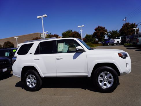Used 2018 Toyota 4Runner SR5 Premium AWD/4WD image 4