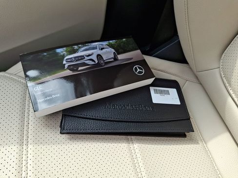 Used 2025 Mercedes-Benz GLC 300 4MATIC image 25