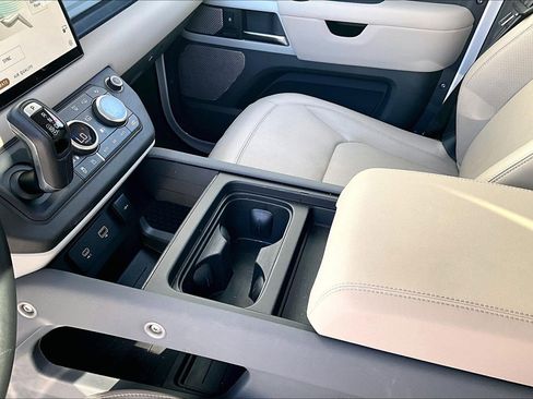 Used 2023 Land Rover Defender 130 SE image 17