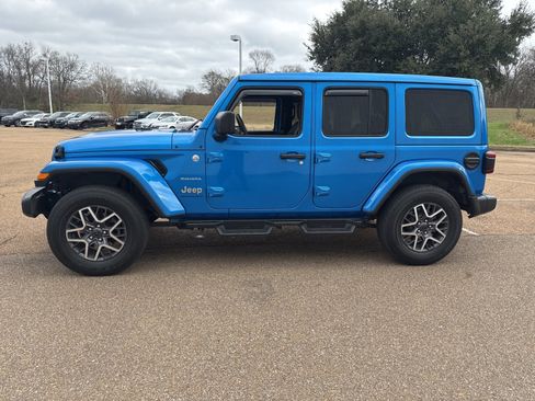 Used 2024 Jeep Wrangler Sahara w/ Technology Group image 4