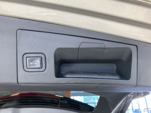 Used 2017 Cadillac XT5 Premium Luxury image 28