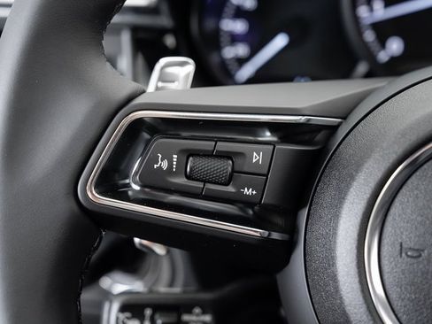 Certified 2025 Porsche Macan image 13