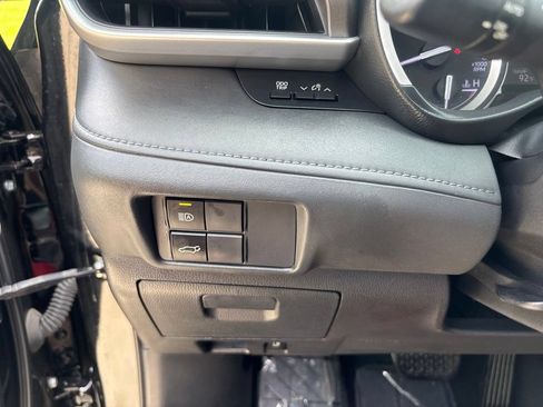 Used 2022 Toyota Highlander XLE FWD image 25