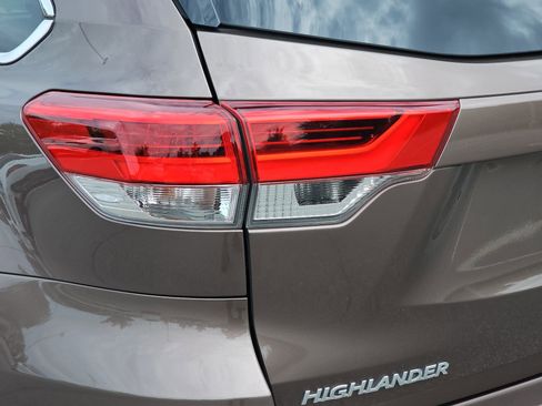 Used 2017 Toyota Highlander Limited FWD image 34