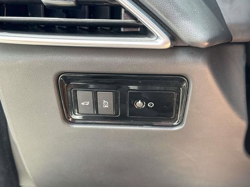 Used 2020 Jaguar F-PACE Premium image 23