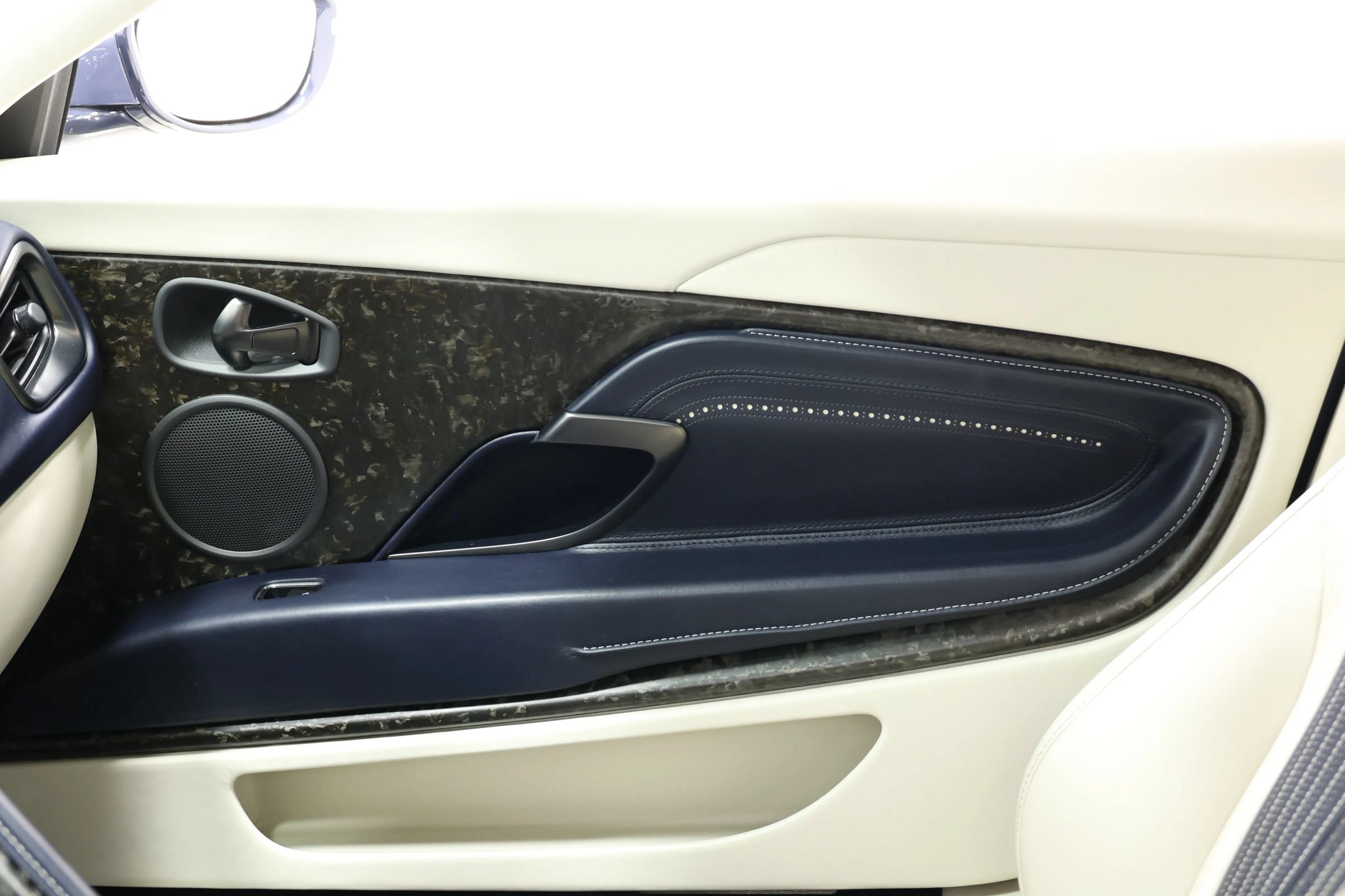 Used 2019 Aston Martin DB11 Coupe RWD image 25