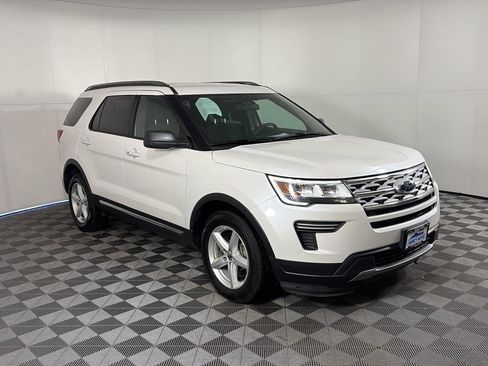 Used 2018 Ford Explorer XLT image 2