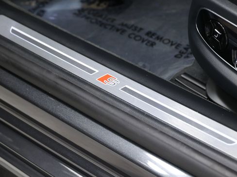 Used 2023 Audi S8 w/ S8 Comfort Plus Package AWD/4WD image 16