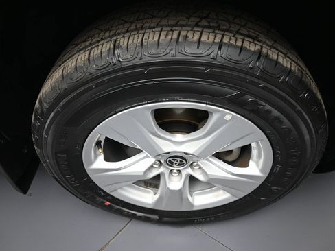 Used 2021 Toyota RAV4 XLE AWD/4WD image 13