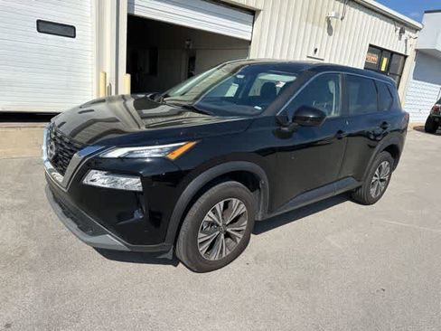 Used 2023 Nissan Rogue SV image 2