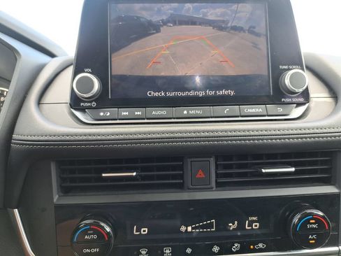 Used 2025 Nissan Rogue SV FWD image 11