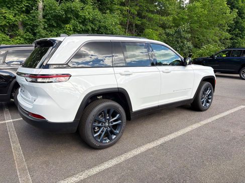 New 2026 Jeep Grand Cherokee Limited AWD/4WD image 2