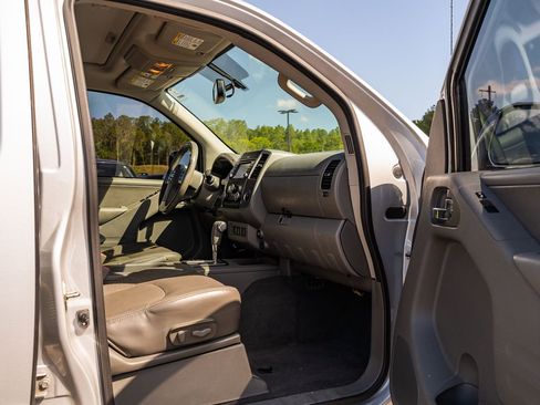 Used 2013 Nissan Frontier SV w/ SV Value Truck Pkg RWD image 12