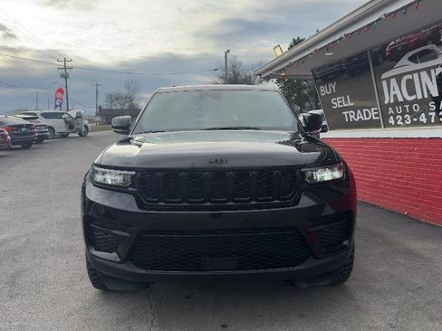 Used 2023 Jeep Grand Cherokee Altitude image 2