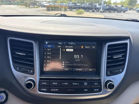 Used 2016 Hyundai Tucson Limited w/ Option Group 03 FWD image 17