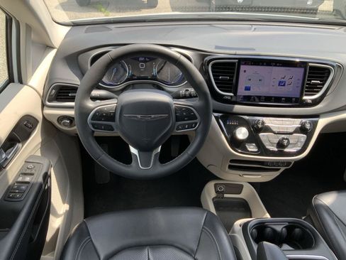 Used 2023 Chrysler Pacifica Touring-L FWD image 24