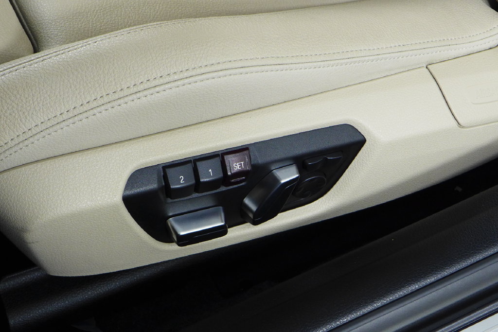 Used 2020 BMW 230i Convertible w/ Premium Package RWD image 26