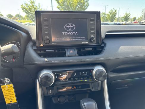 Used 2022 Toyota RAV4 LE FWD image 21