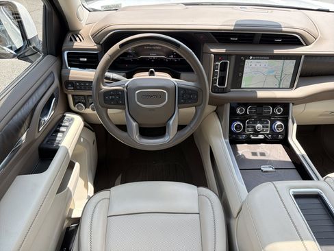 Used 2024 GMC Yukon Denali w/ Advanced Technology Package AWD/4WD image 32