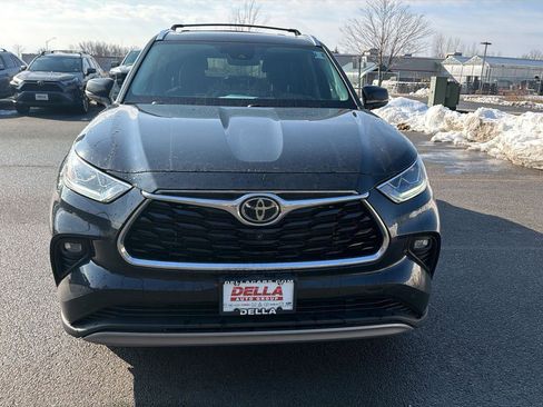 Used 2022 Toyota Highlander Platinum image 2
