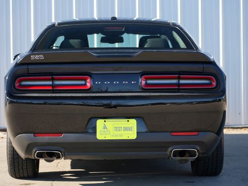 Used 2015 Dodge Challenger SXT image 9