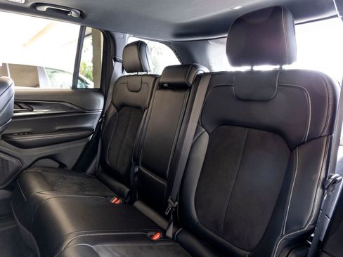 Used 2023 Jeep Grand Cherokee Altitude image 21