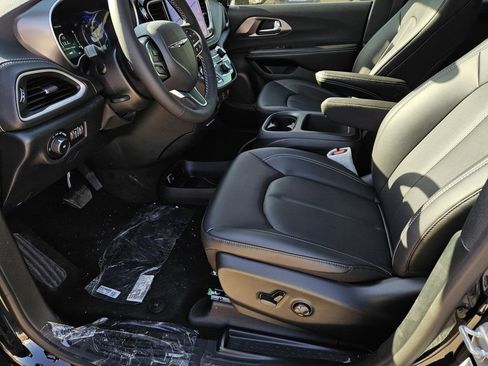 New 2026 Chrysler Pacifica Select image 15