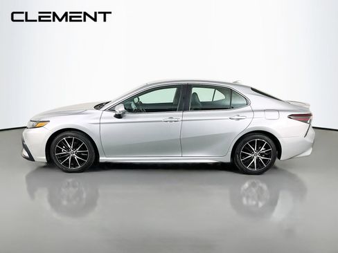 Used 2022 Toyota Camry SE FWD image 4