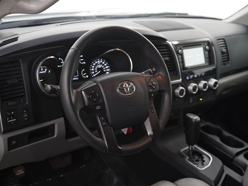 Used 2018 Toyota Sequoia SR5 AWD/4WD image 21