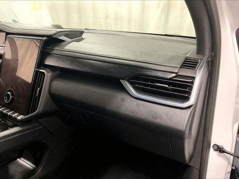 Used 2025 GMC Acadia Elevation image 13