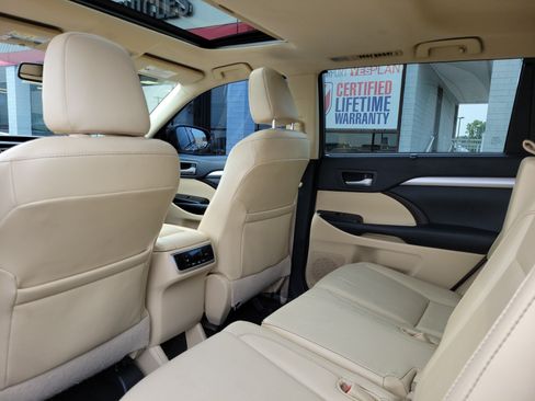 Used 2016 Toyota Highlander XLE AWD/4WD image 14