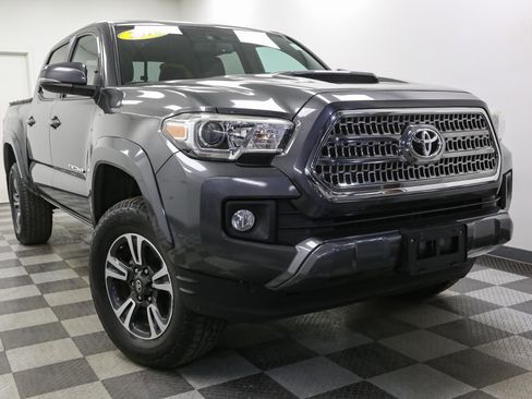 Used 2016 Toyota Tacoma TRD Off-Road image 2