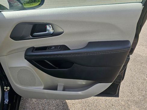 Used 2023 Chrysler Pacifica Touring-L FWD image 15