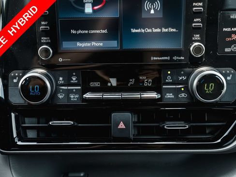 Used 2022 Toyota Highlander XLE FWD image 19