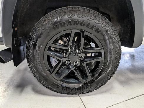 Used 2024 Chevrolet Colorado Z71 w/ Z71 Convenience Package 2 AWD/4WD image 14