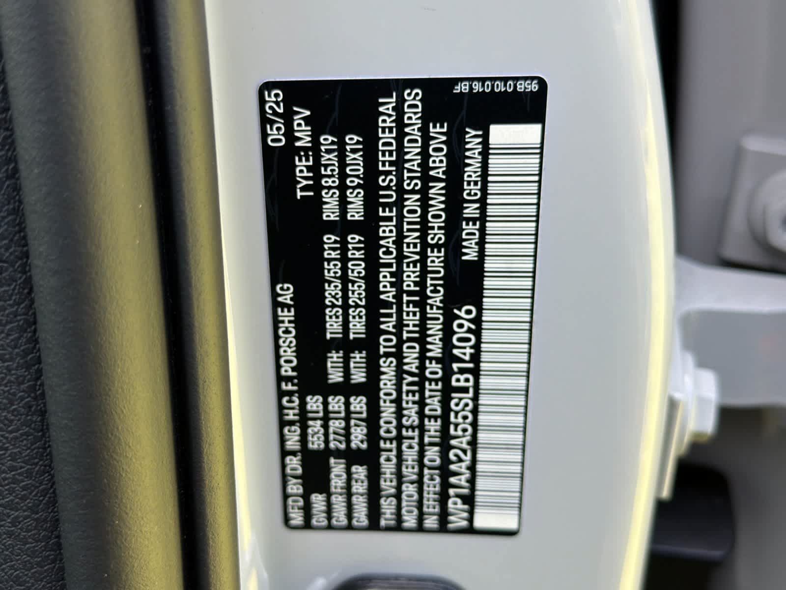 Certified 2025 Porsche Macan AWD/4WD image 32