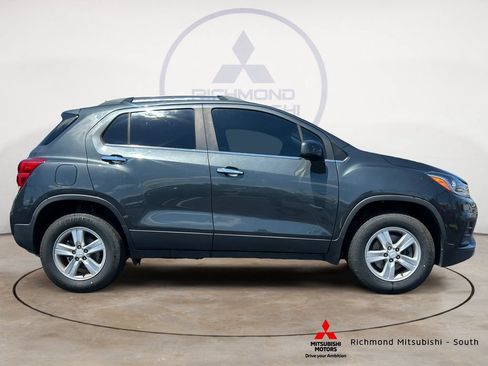 Used 2020 Chevrolet Trax LT w/ Sun & Sound Package AWD/4WD image 2