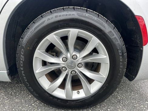 Used 2022 Chrysler 300 Touring image 27