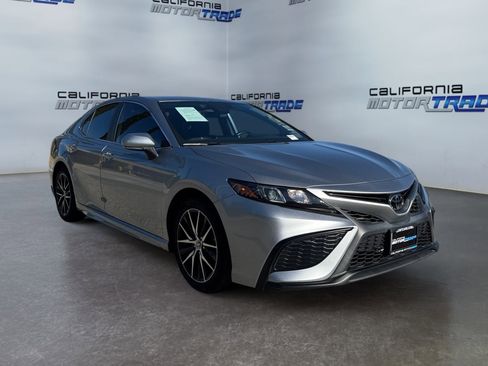 Used 2022 Toyota Camry SE image 3