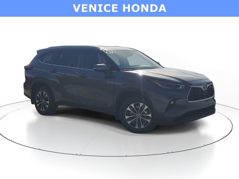 Used 2024 Toyota Highlander XLE FWD image 1