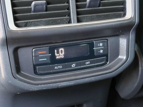 Used 2025 Volkswagen Atlas SE FWD image 17