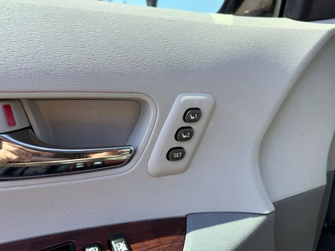 Used 2014 Toyota Sienna Limited w/ Limited Convenience Package FWD image 27